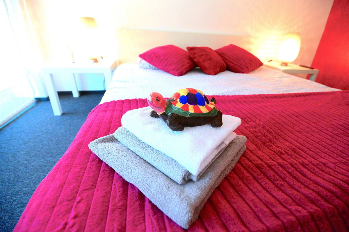 Triple Room | Minibar, iron/ironing board, WiFi (free), bed sheets