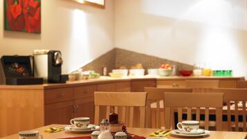 Tägliches Frühstücksbuffet (11.00 EUR pro Person)