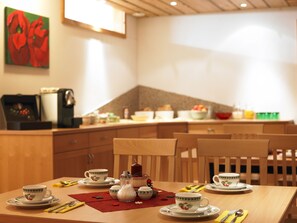 每日供應自助早餐 (每人 EUR11.00)