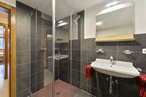 Douche, séchoir à cheveux, serviettes fournies