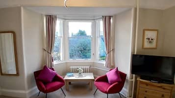 Classic Double or Twin Room | Living area | 24-inch TV with cable channels, DVD player, iPod dock