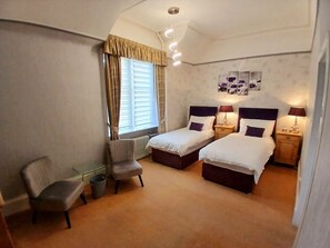 Chambre exclusive double ou avec lits jumeaux | Fer et planche à repasser, accès au Wi-Fi (inclus), literie fournie
