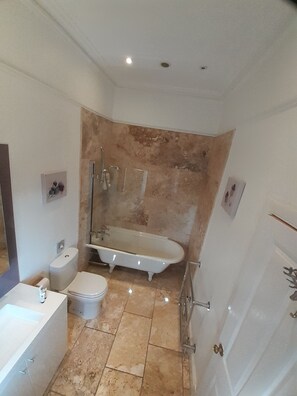 Chambre Double Club | Salle de bain | Articles de toilette gratuits, sèche-cheveux, peignoirs