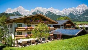 Een hotel met balkon, buitenmeubilair en een zonnepaneel.