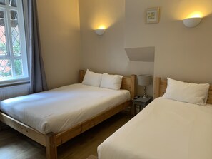 Pimennysverhot, silitysrauta/-lauta, lisävuoteet, ilmainen Wi-Fi