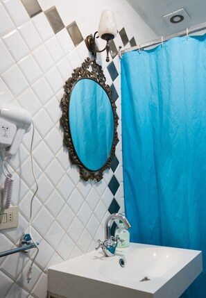Classic Double Room, 1 Bedroom | Bathroom | Free toiletries, hair dryer, bidet, towels
