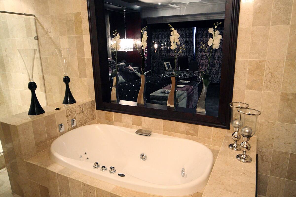 executive suite | bathroom | separate bathtub and shower, deep-soaking bathtub, rainfall showerhead