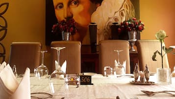 Café da manhã, almoço e jantar; culinária internacional