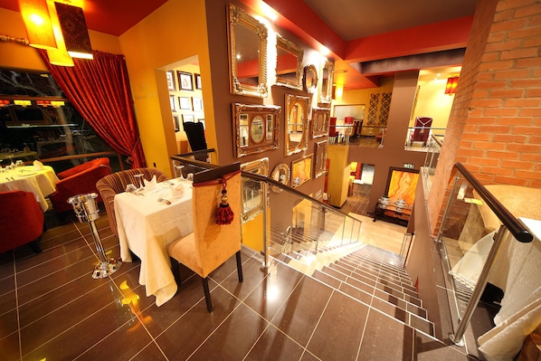 Café da manhã, almoço e jantar; local e internacional