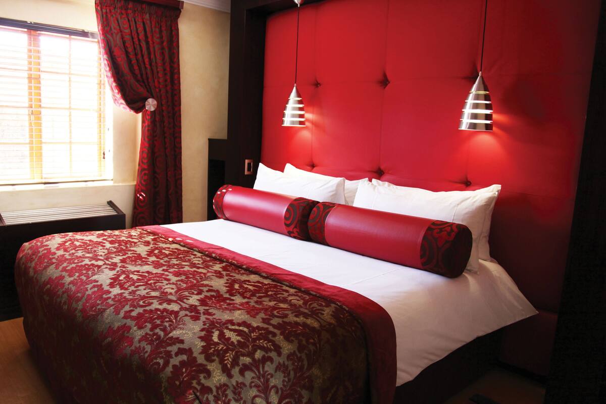 Luxury Suite | Egyptian cotton sheets, premium bedding, down comforters, minibar