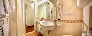 Penthouse, 1 Double Bed, Harbor View | Bathroom sink - Albergo Gardesana (Torri del Benaco)