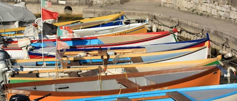 Una fila de pequeñas embarcaciones amarradas en un muelle.