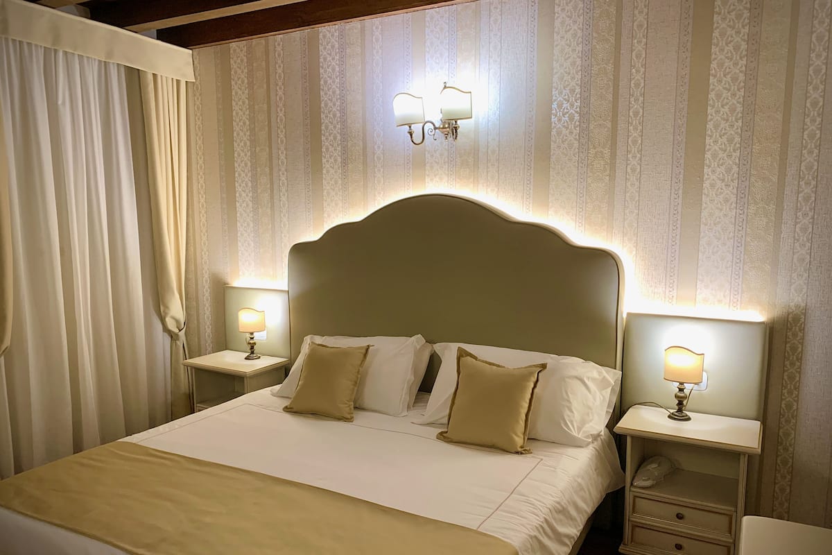 Double or Twin Room | In-room safe, desk, soundproofing, WiFi (free)