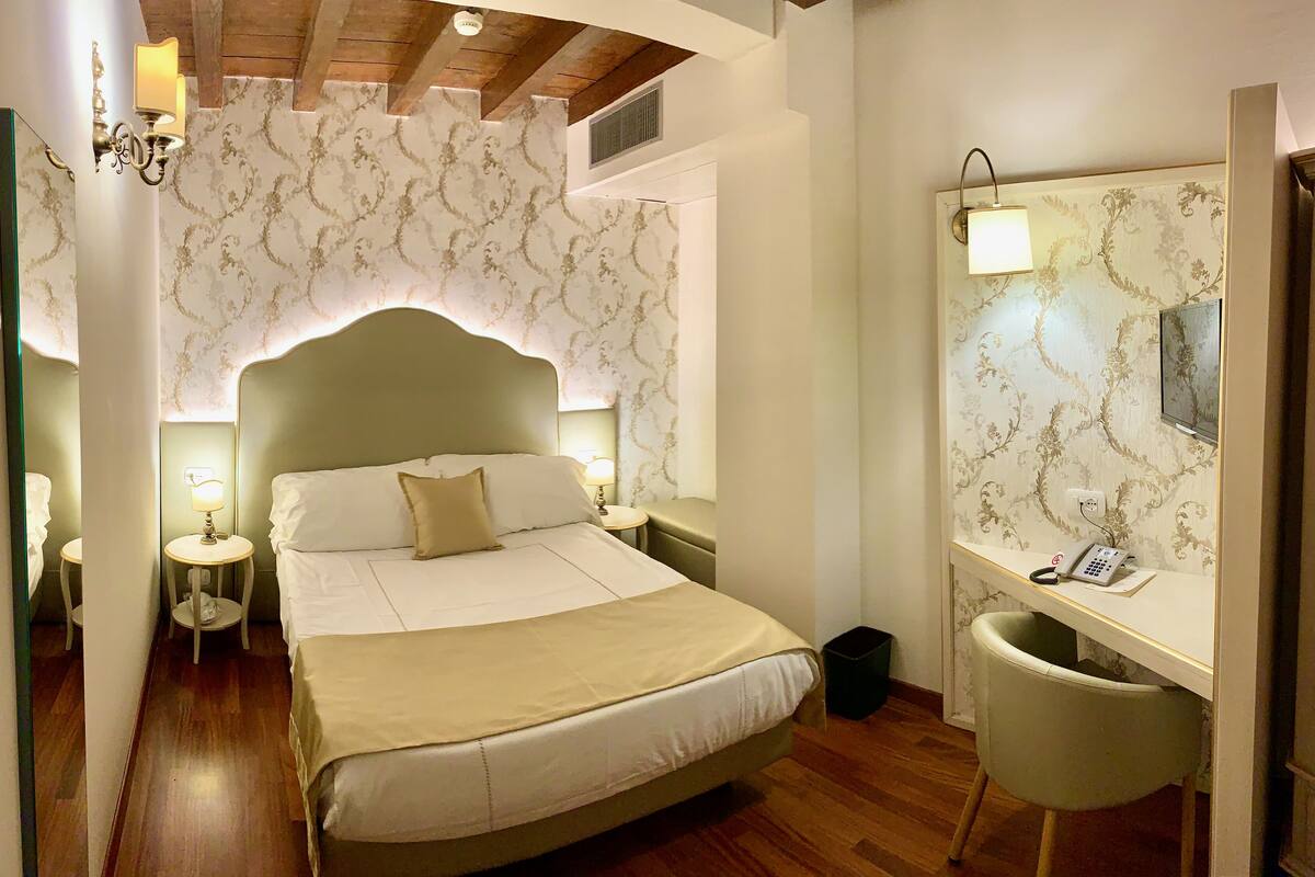 Single Room | In-room safe, desk, soundproofing, WiFi (free)