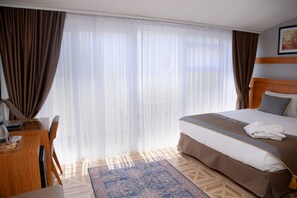 Egyptian cotton sheets, premium bedding, minibar, in-room safe - Edibe Sultan Hotel (Istanbul)