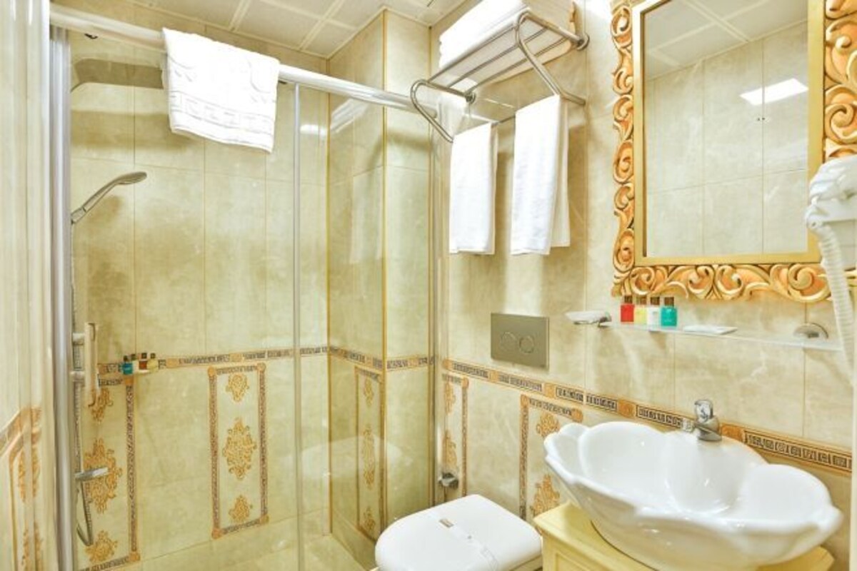 Kamar mandi | Shower, perlengkapan mandi gratis, pengering rambut, dan jubah mandi