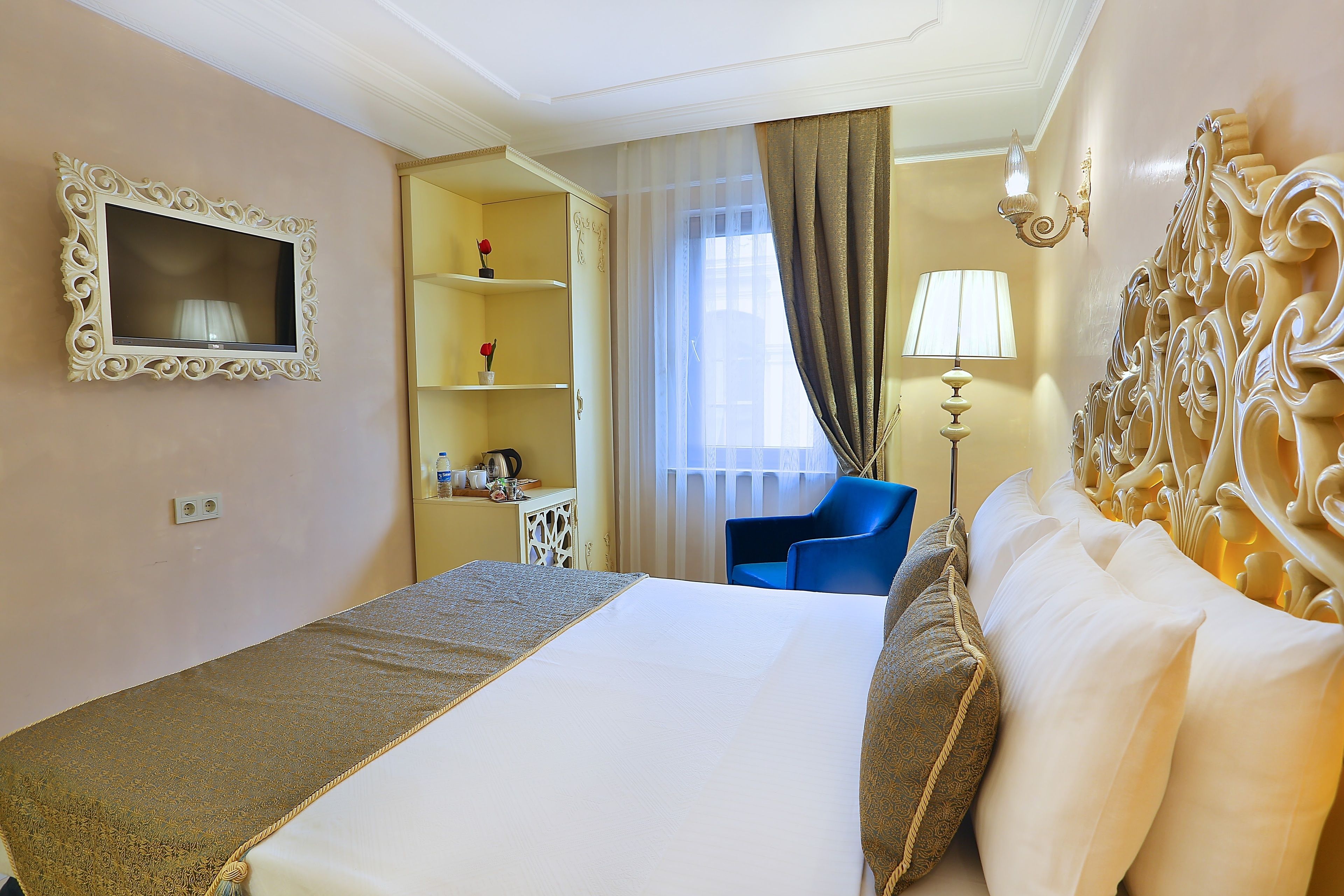 premium bedding, minibar, in-room safe, desk