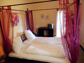 1 bedroom, desk, iron/ironing board, WiFi