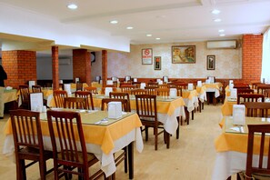 Lunch and dinner served - Hotel Büyük Paris (Istanbul)