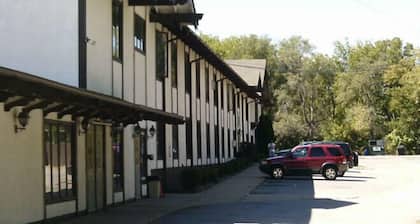 Budget Inn & Suites