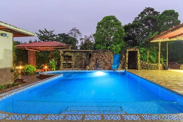 Una piscina al aire libre