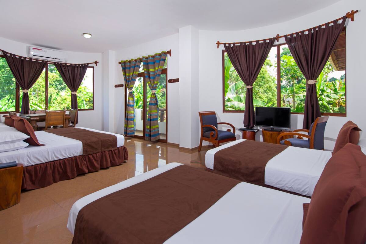 Quadruple Room | Free WiFi, bed sheets