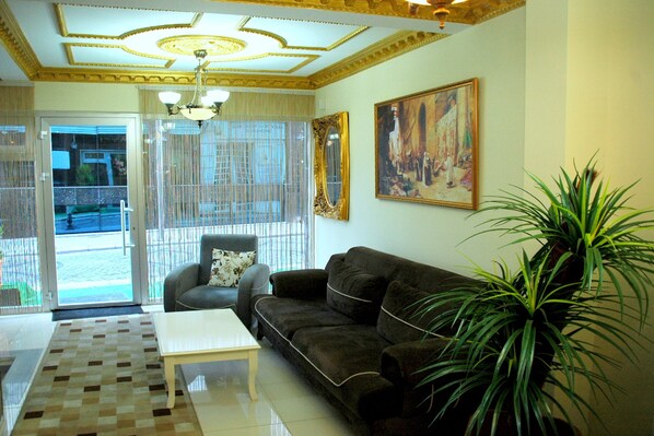 Lobby sitting area - Tolga Hotel (Istanbul)