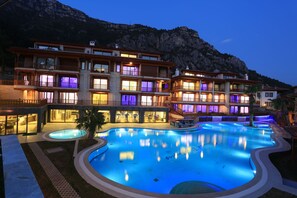 Outdoor pool, pool umbrellas, pool loungers - Shimal Panaroma Hotel (Ula)