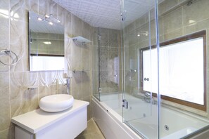 Crowne Suite, 4 Bedrooms | Badezimmer | Duschwanne, Whirlpool, Hydromassagedusche, kostenlose Toilettenartikel