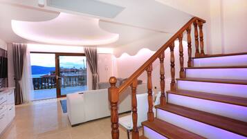 Suite (Penthouse) | Hochwertige Bettwaren, Minibar, Zimmersafe, individuell dekoriert