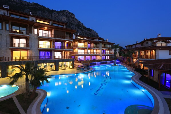 Außenpool, Sonnenschirme, Liegestühle