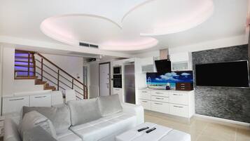 Suite (Penthouse) | Premium bedding, minibar, in-room safe, individually decorated