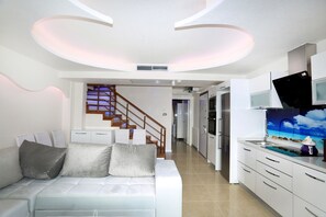 Sviitti (Penthouse) | Ylelliset vuodevaatteet, minibaari, tallelokero huoneessa
