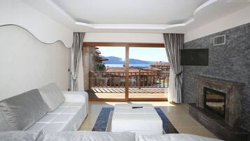 Villa Royal Suite | Premium bedding, minibar, in-room safe, individually decorated