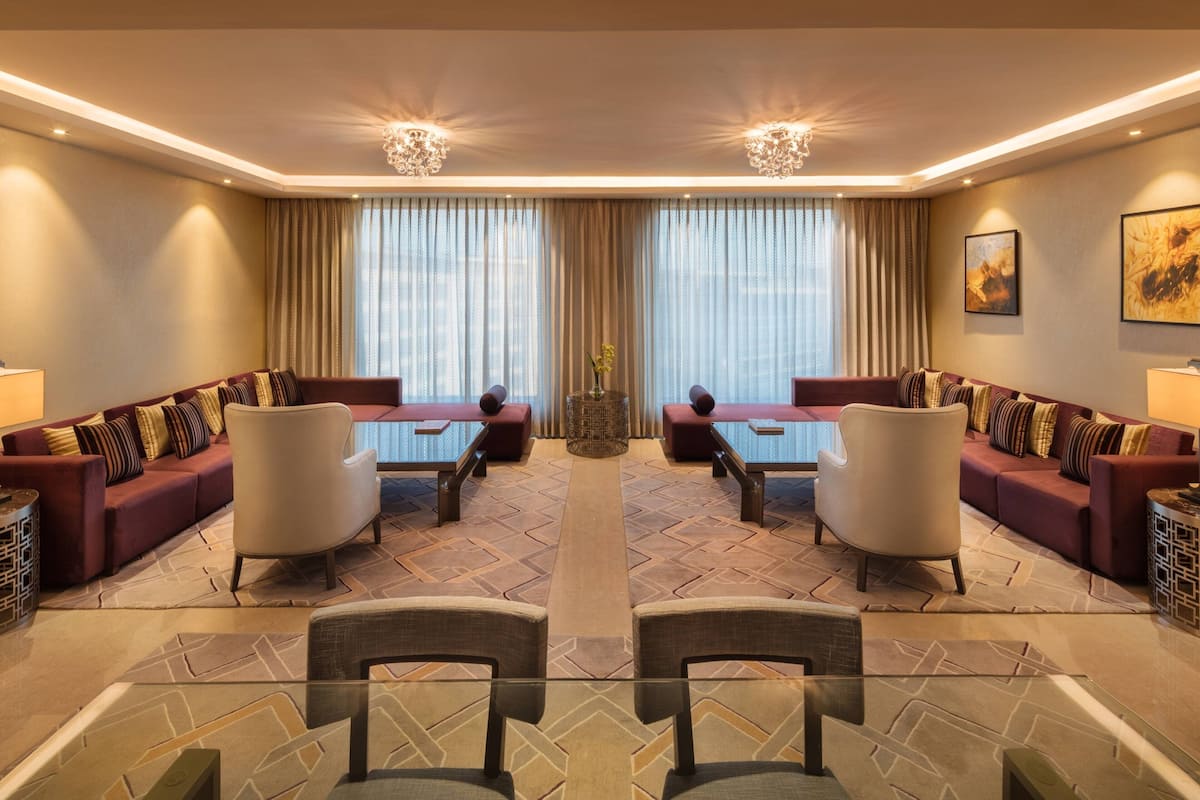 Executive suite, 1 slaapkamer | Woonkamer | Een 32-inch lcd-televisie met kabelzenders en een televisie