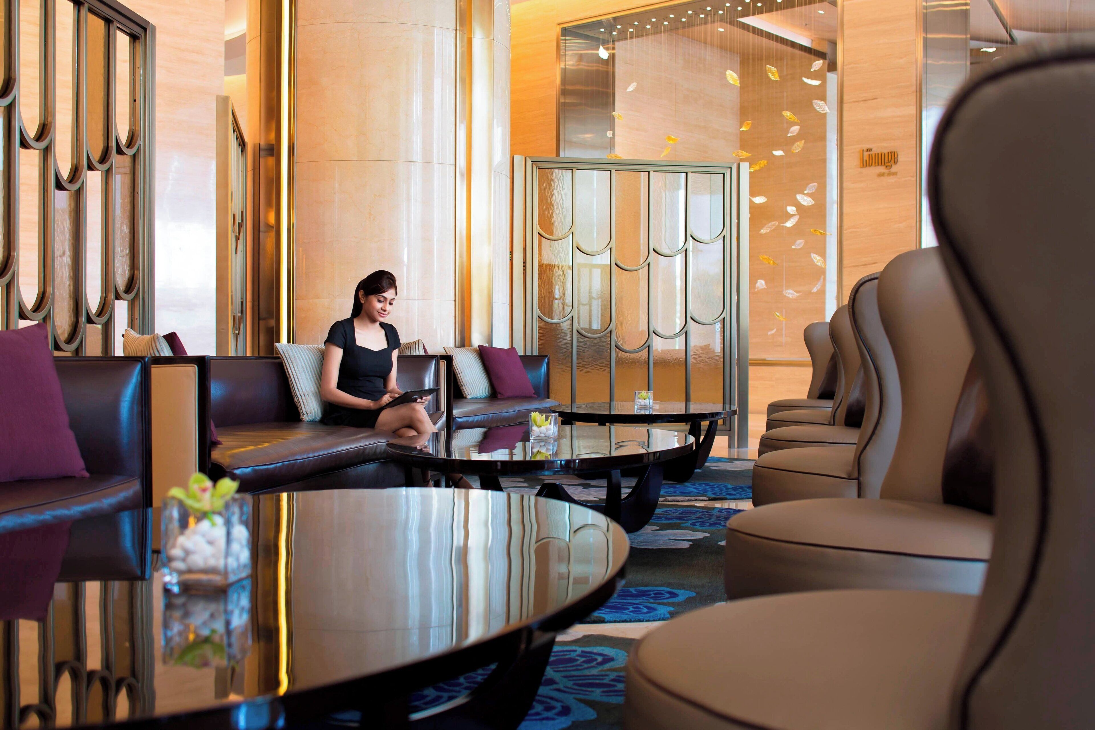 serves breakfast, lunch and dinner