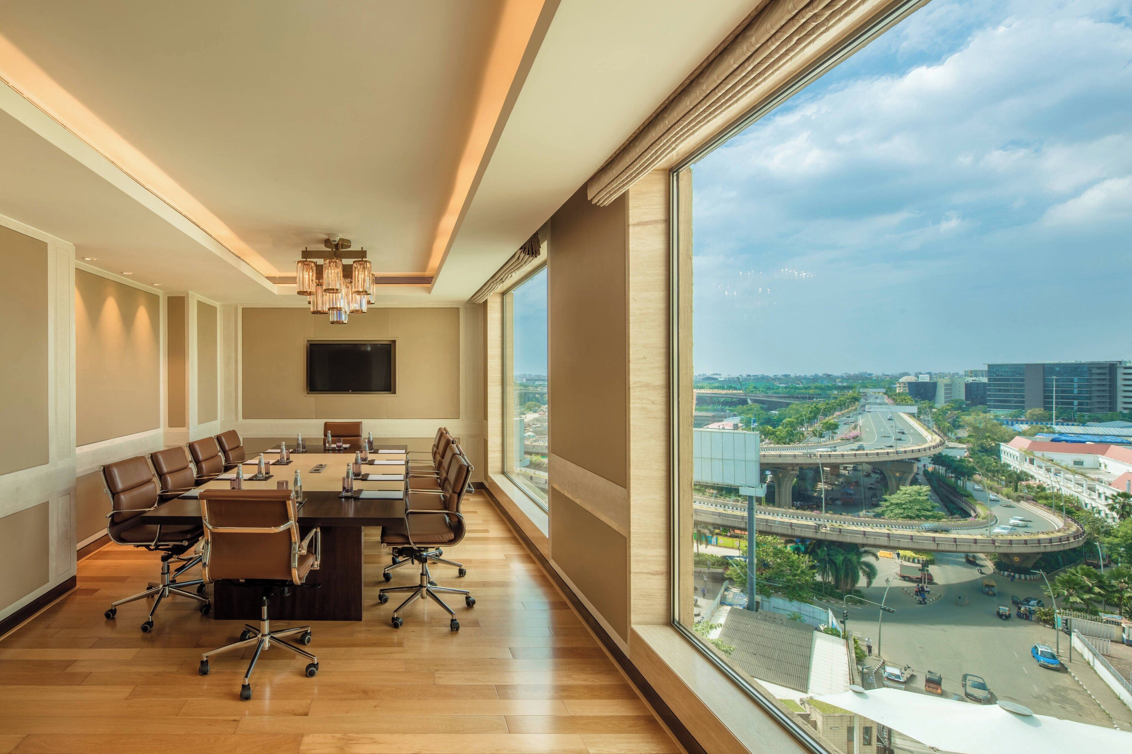 serves breakfast, lunch and dinner