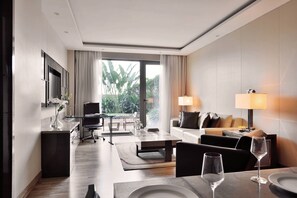 Suite – deluxe, 1 soverom | Oppholdsrom | En 32-tommers LCD-TV med kabel-kanaler samt TV og iPod-dokkingstasjon