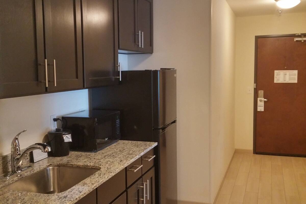 standard room, 1 king bed (extra floor space) | 1 bedroom, premium bedding, in-room safe, desk