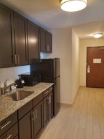 Ropa de cama de alta calidad y caja de seguridad en la habitación