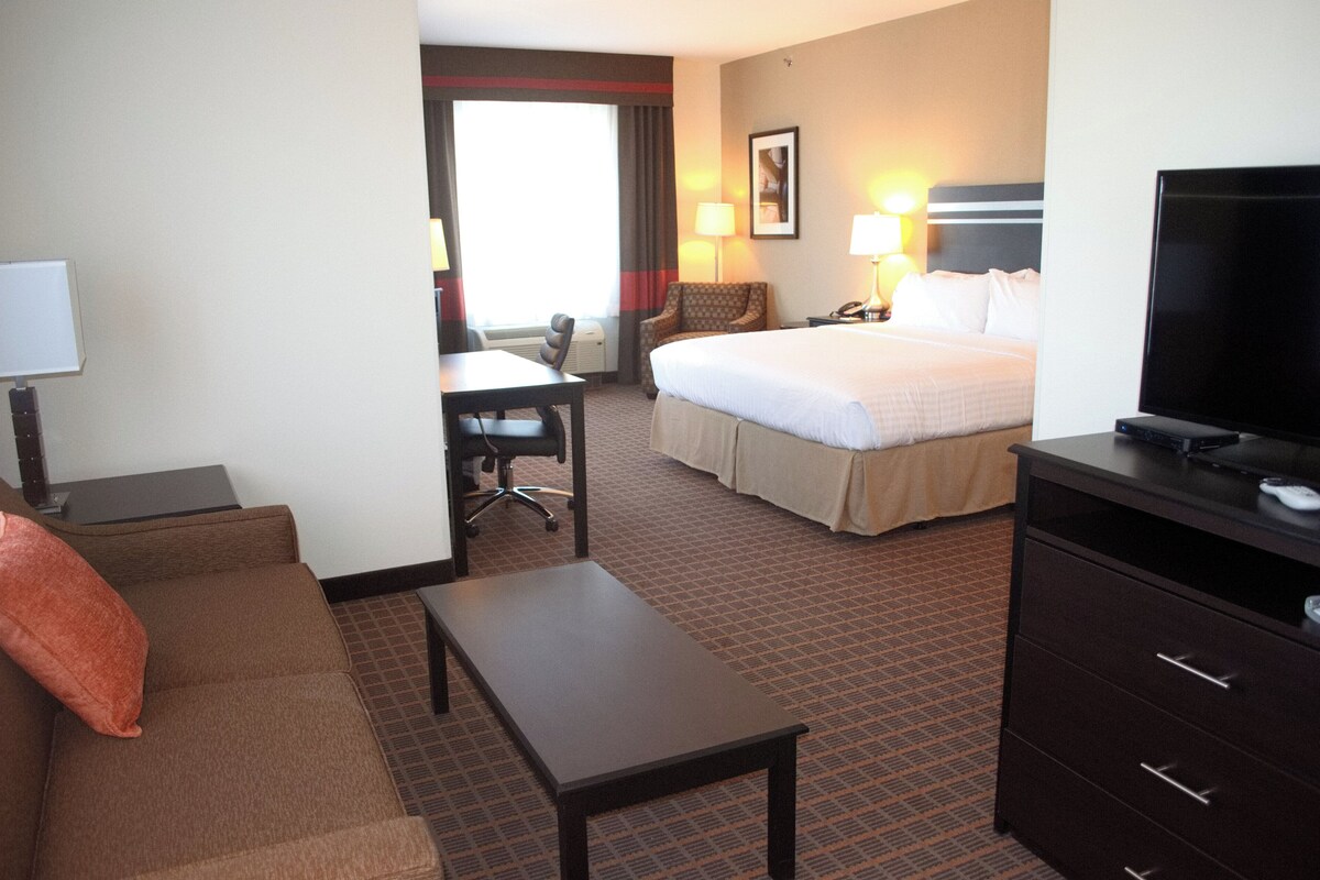 Suite, 1 Bedroom, Accessible (Communications Accessible) | Premium bedding, in-room safe, desk, iron/ironing board
