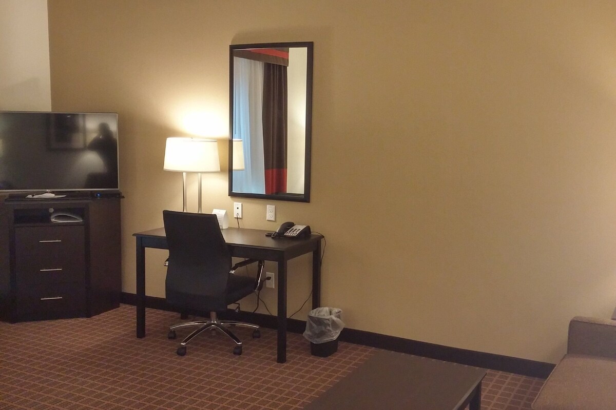 Standard Room, 1 King Bed (Extra Floor Space) | Premium bedding, in-room safe, desk, iron/ironing board