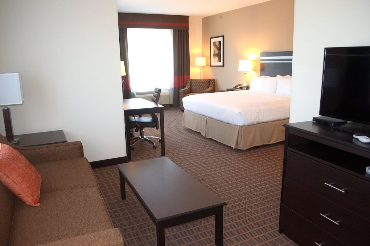 Suite, 1 Bedroom, Accessible (Communications Accessible) | Premium bedding, in-room safe, desk, iron/ironing board