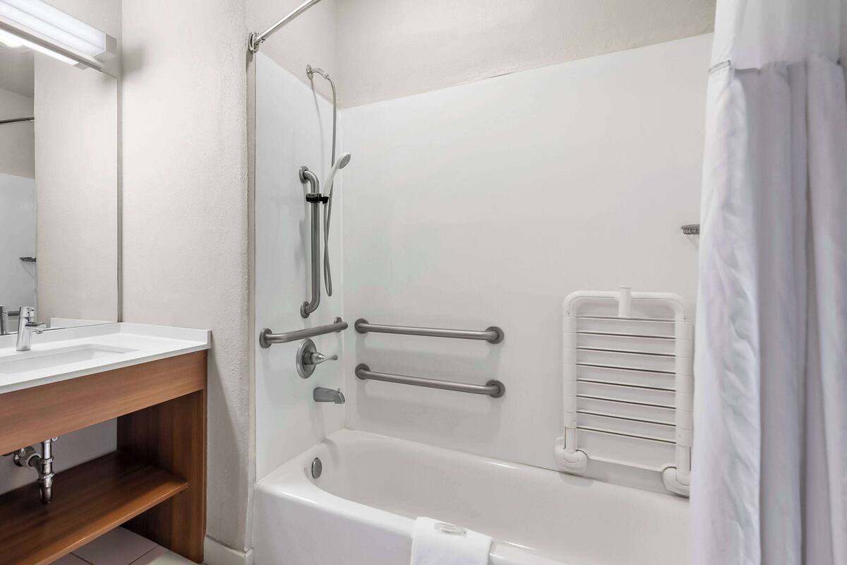 Rom, 1 queensize-seng, tilgjengelighetstilpasset, ikke-røyk (Mobility,Hearing,Tub w/Grab Bars) | Tilrettelagt bad