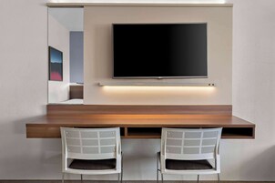 客房, 2 张大床, 无障碍, 无烟房 (Mobility,Hearing,Tub w/Grab Bars) | 办公桌、笔记本电脑工作区、遮光窗帘、熨斗/熨衣板