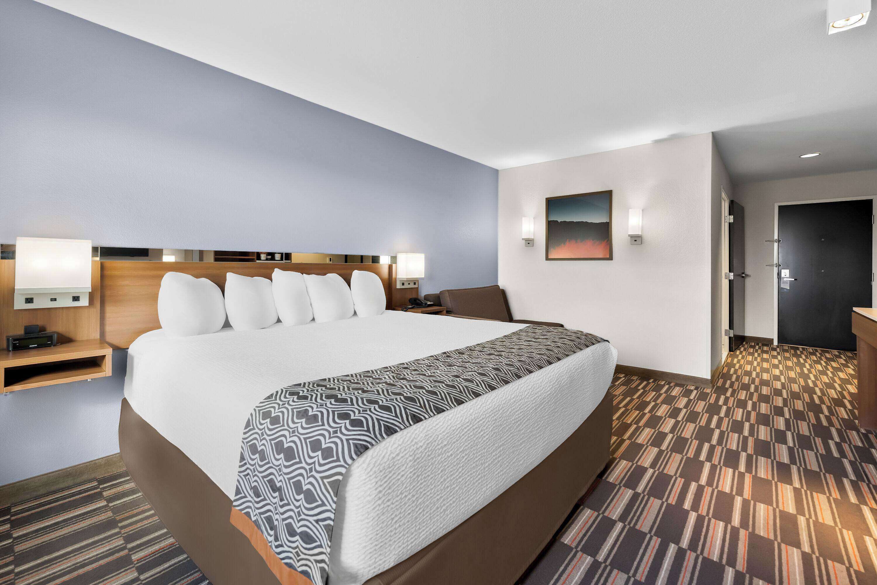 开间套房, 1 张特大床, 无障碍, 无烟房 (Mobility,Hearing,Tub w/Grab Bars) | 办公桌、笔记本电脑工作区、遮光窗帘、熨斗/熨衣板