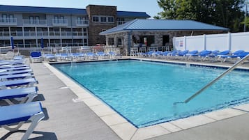 Piscine extérieure (ouverte en saison), chaises longues