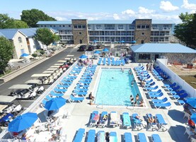 季节性开放的室外游泳池，09:00 至 21:00 开放，日光浴躺椅