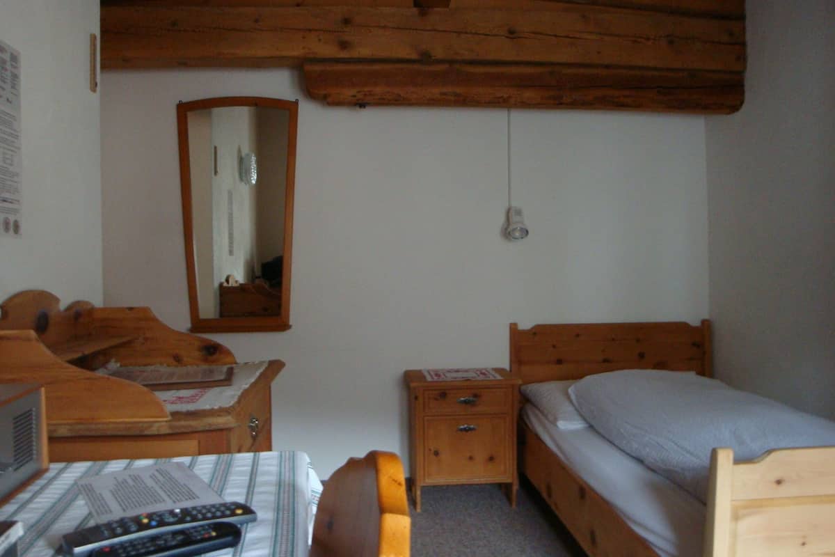 basic single room | premium bedding, in-room safe, desk, free wifi