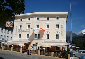 A hotel named "Acla Fill" with a restaurant and cafe on the ground floor. - Hotel Acla Filli (Zernez)